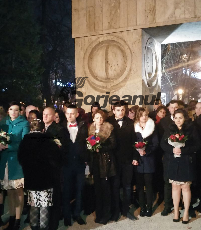 S-au căsătorit de Revelion la Poarta Sărutului!