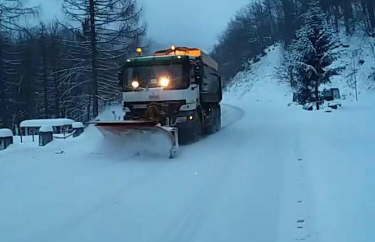 Ninsorile au revenit, Drumarii din Gorj lucrează la foc continuu