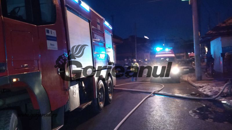 Incendiu la trei case din Târgu-Jiu
