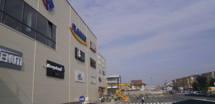 Prins la mall cu briceagul în buzunar