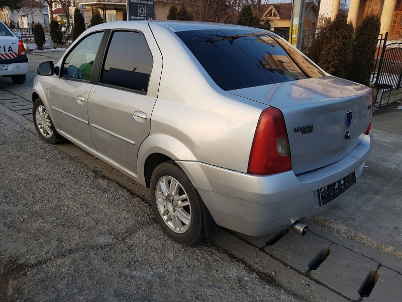 A rămas fără mașină, după ce a luat oameni ”la ocazie”