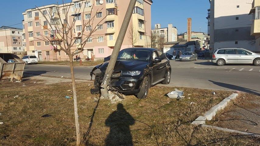 Șofer amendat după ce a intrat cu mașina în stâlp