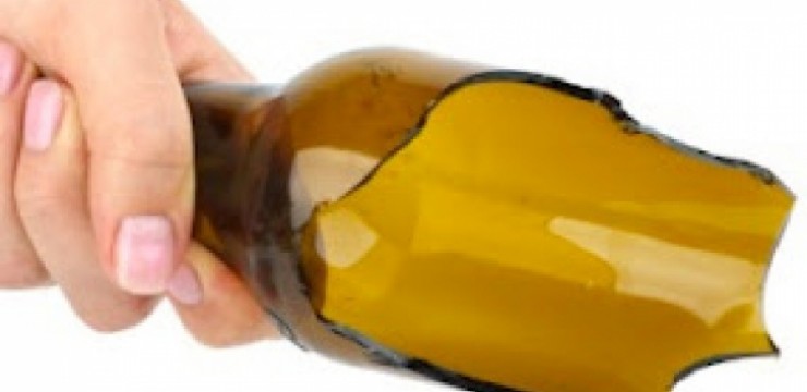 Trimis în judecată pentru tentativă de omor, după ce i-a tăiat gâtul unui client cu un ciob de sticlă