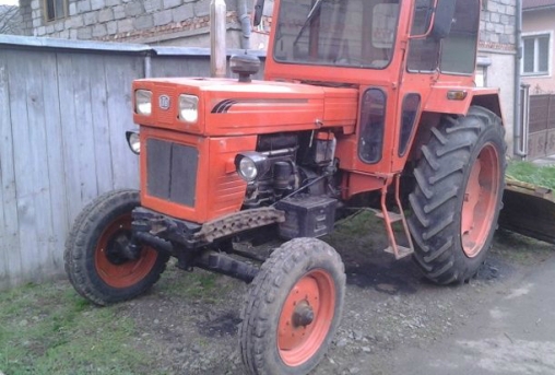 Prins beat la volanul unui tractor neînmatriculat