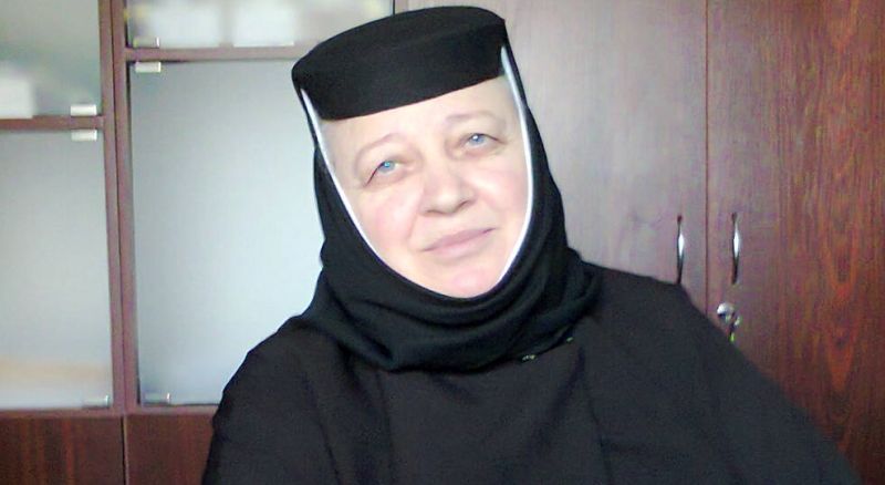 Lumina, şi Adevărul, şi Viaţa – Interviu cu Maica Marina GLIGOR Stavrofora, Stareţă a Mănăstirii «Sfânta Treime» de la Strâmba-Jiu, Gorj – Dumnezeu a rânduit ziua în care scoate la lumină cele rânduite la întuneric