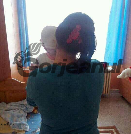 Convinsă de asistentul social să nu renunțe la copil