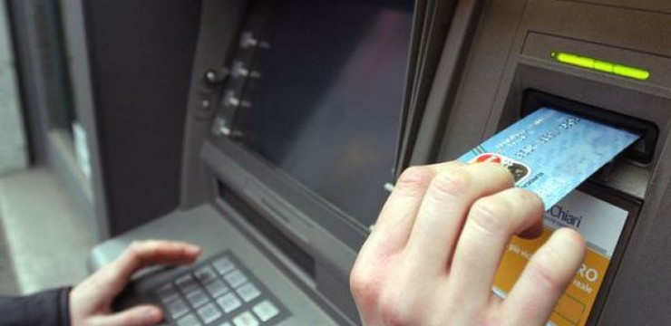 Bancomat spart de un tânăr aflat în stare de ebrietate