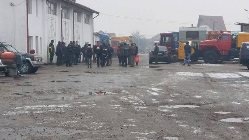 Protest în Târgu-Jiu la IDP! Protestatarii discută cu administrația