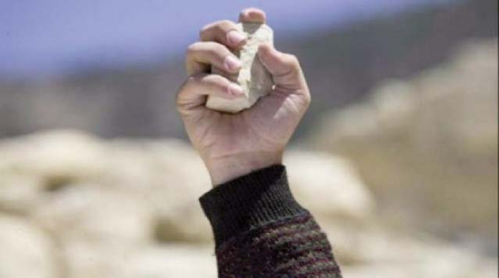 Tânăr din Târgu-Cărbunești, lovit un pietre de soacra sa. A sunat la 112