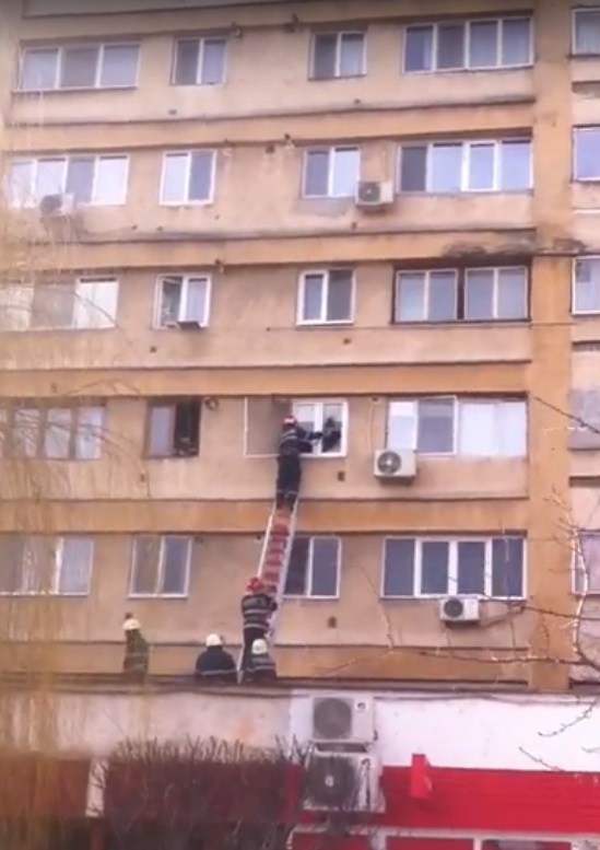 Femeie găsită moartă în casă: Descoperirea, făcută de pompieri