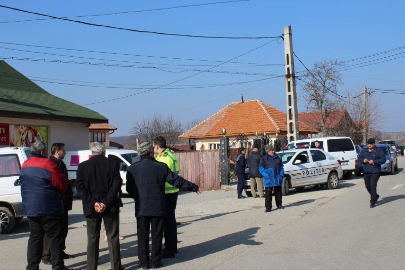 Problemele rromilor din Scoarța, discutate de autorități în satul Pișteștii din Deal