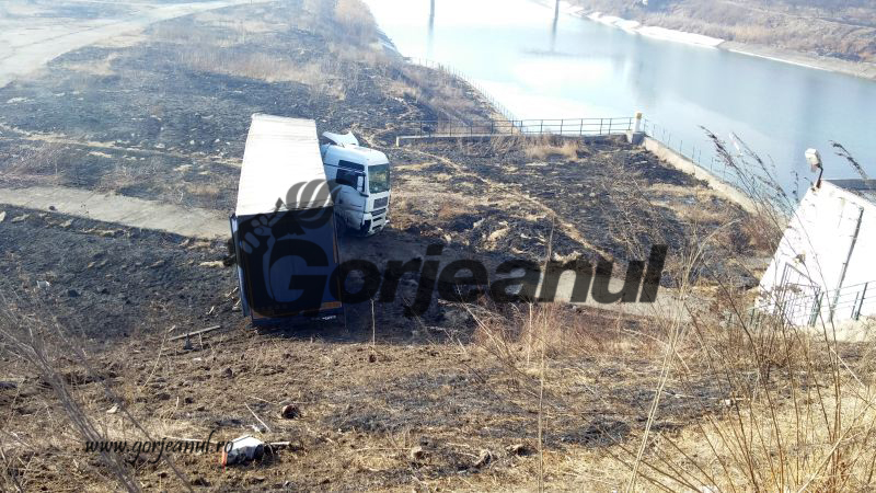 A plonjat cu tirul în Jiu