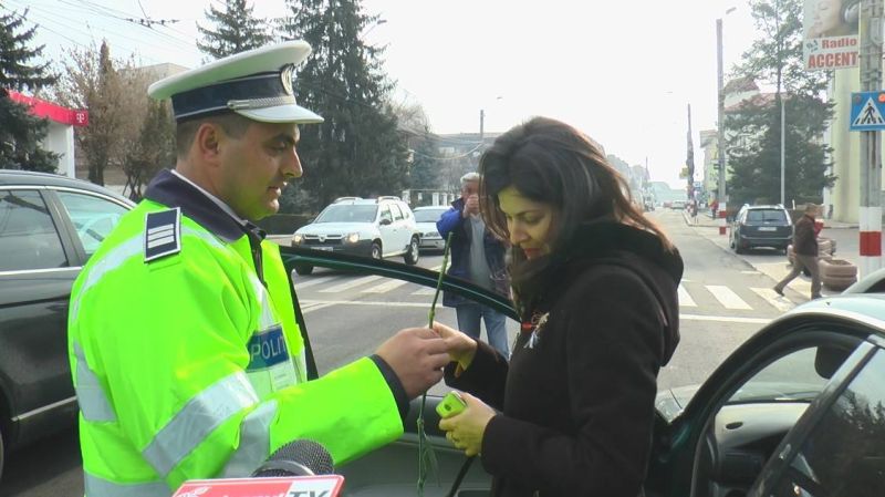 Flori și recomandări, oferite de polițiști femeilor la volan