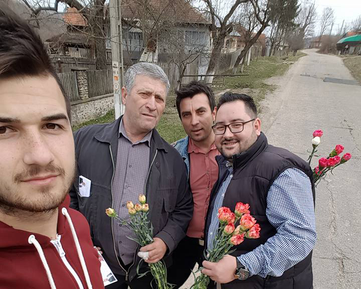 1500 de garoafe și felicitări, împărțite de primarul de Stejari femeilor din comună