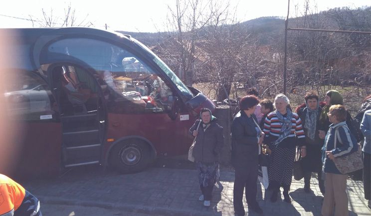 Un microbuz cu pelerini aduși de la Prislop a făcut accident în Vâlcea