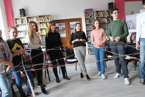 Activităţi în „Cuibul democraţiei” pentru 17 tineri gorjeni