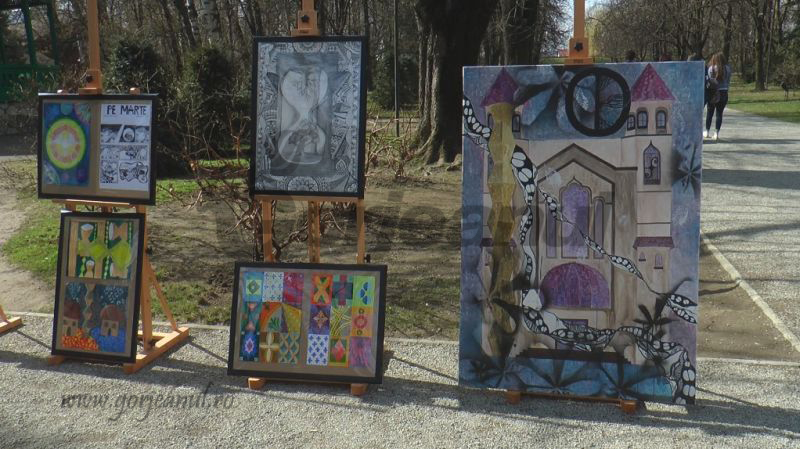 Zeci de lucrări, expuse pe Aleea Scaunelor