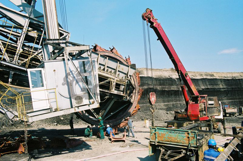 Acuzații: Excavator distrus la ordinul directorului Vulpe