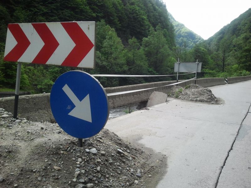 Se reiau lucrările de modernizare a drumului în Defileul Jiului