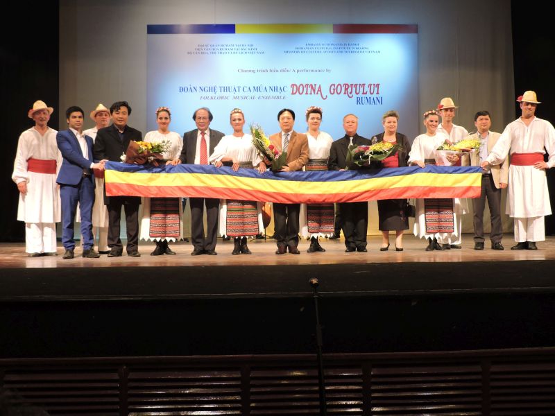 Obiceiuri și tradiții românești, prezentate de “Doina Gorjului” în Vietnam
