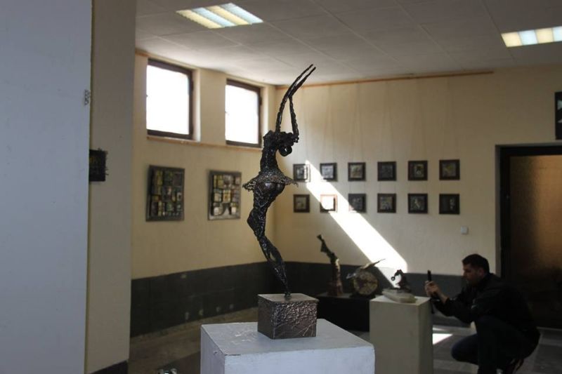 Dansul surprins magistral, în lucrările lui Eric Perjovschi