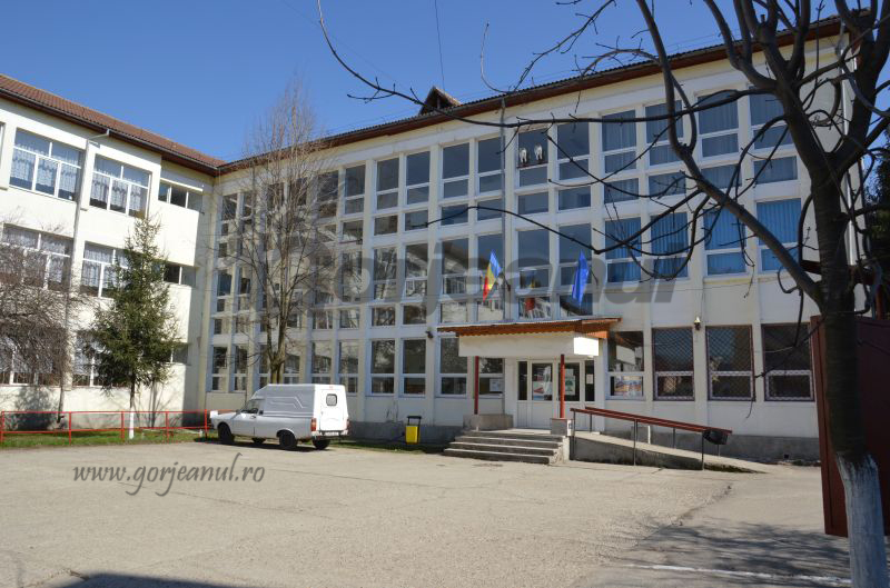 Elevele Şcolii Postliceale “Ion Mincu”, nemulţumite de creşterea bruscă a taxei anuale de şcolarizare