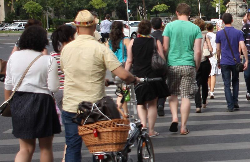 Oameni traverseaza Calea Victoriei, Piata Victoriei.