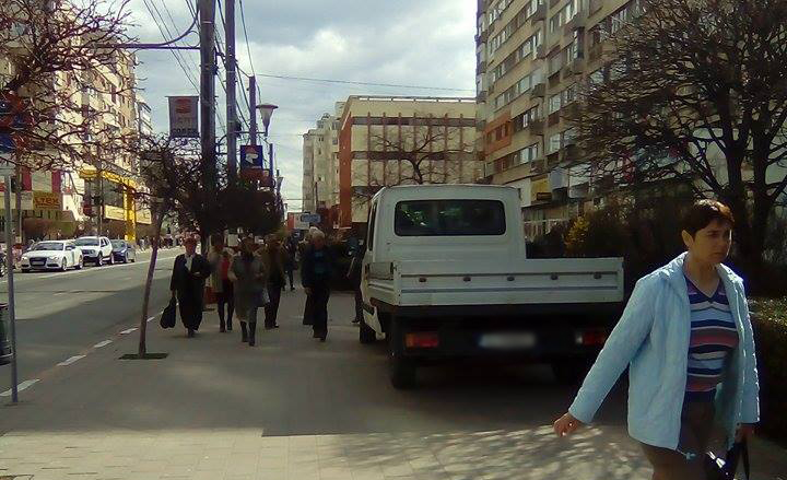 Tupeu de doljean: Mașina parcată pe trotuar