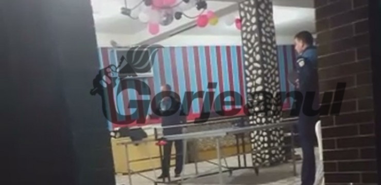 Unul dintre polițiștii filmați în timp ce jucau ping-pong a ieșit la pensie