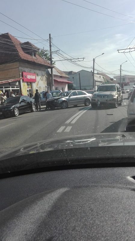 A tamponat două mașini și a fugit