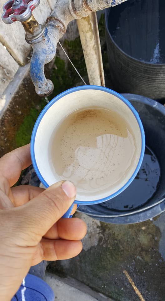 Apa potabilă de la Berlești, plină de rugină și impurități! Autoritățile nu își asumă responsabilitatea