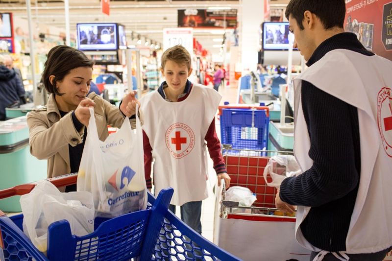 Banca de alimente iar la Carrefour Târgu-Jiu