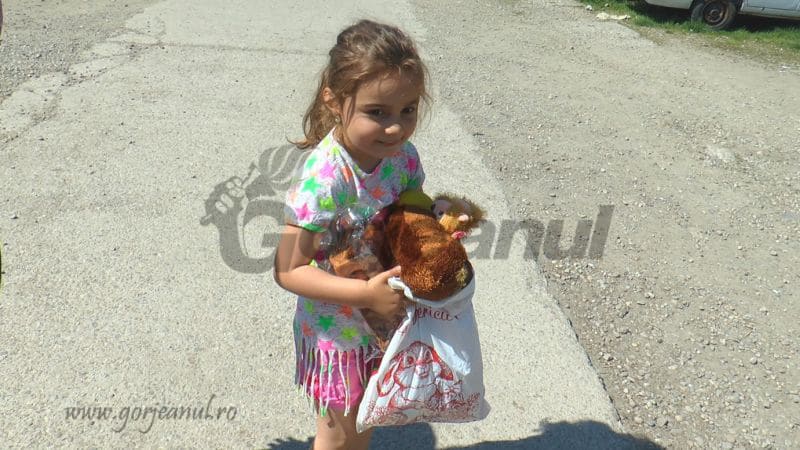 Copiii săraci din Bălești și Peștișani, pe harta campaniei “Donezi o jucărie, dăruiești un zâmbet!”