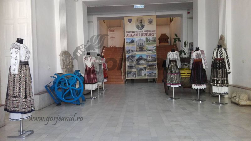 Costume populare de excepţie, din zona Mehedinţiului, pot fi admirate la Târgu-Jiu