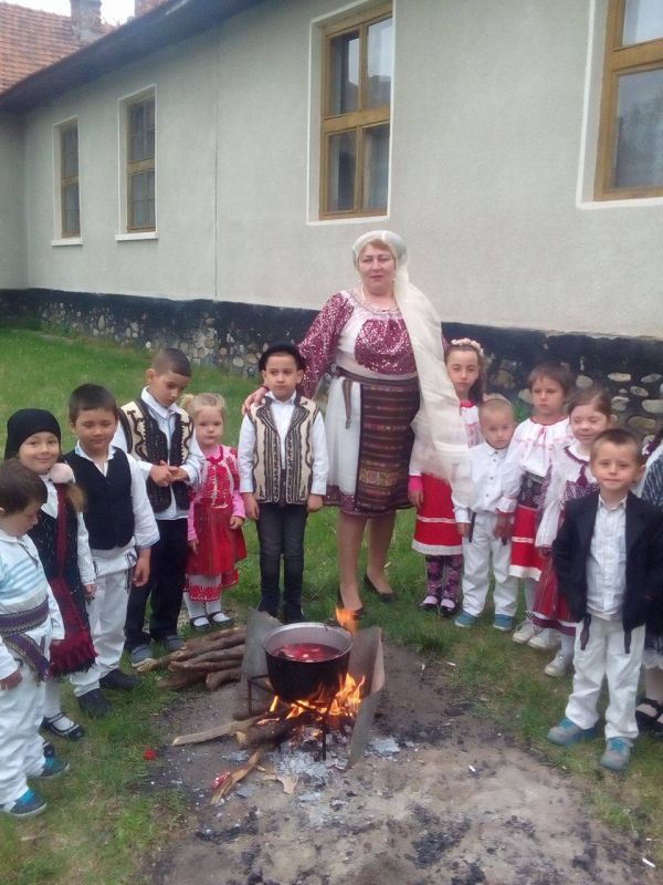 Preșcolarii de la grădinița din Ciocadia l-au așteptat pe Iepuraș cu ouă înroșite chiar de ei