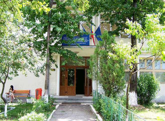 Profesorul, acuzat că a făcut sex cu o elevă de 12 ani, rămâne în arest la domiciliu