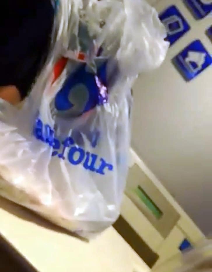 Control la supermarketul Carrefour din Târgu-Jiu, după ce un târgujian a cumpărat peşte stricat