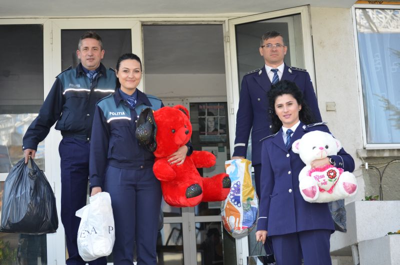 Polițiștii s-au alăturat campaniei ”Donezi o jucărie, dăruiești un zâmbet!”