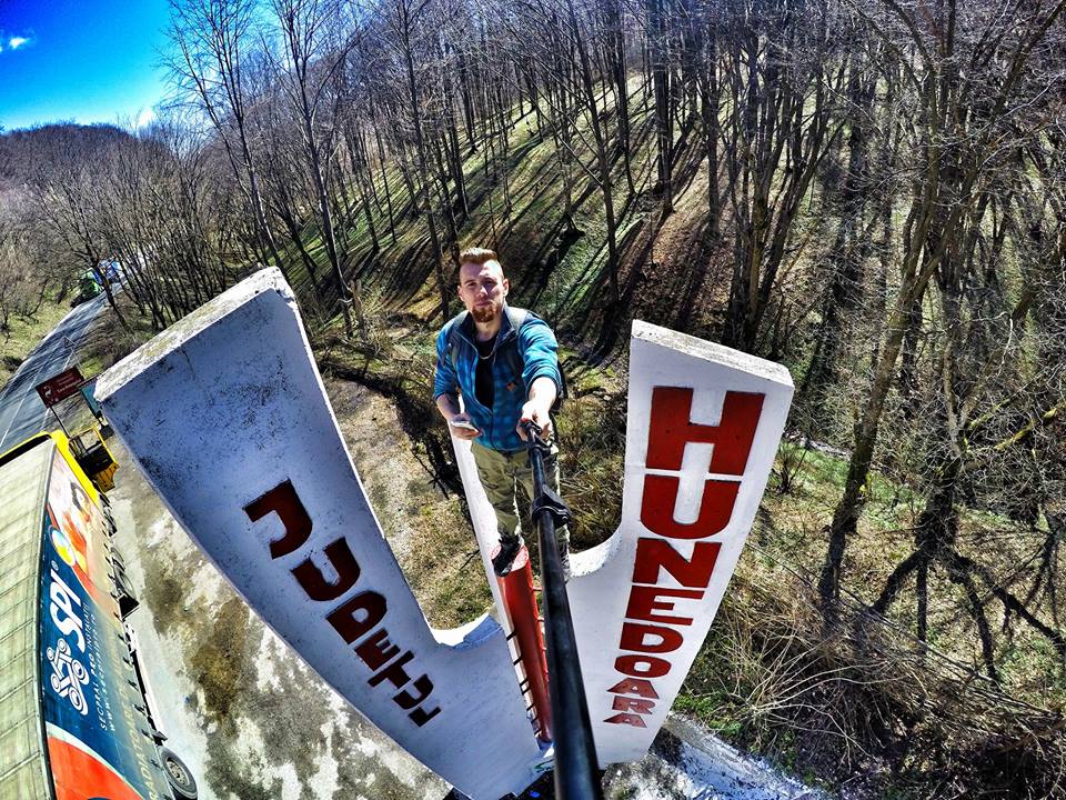 Escaladări spectaculoase! ”Spiderman” se întoarce în Gorj, după ce s-a urcat pe un turn înalt de peste 250 de metri