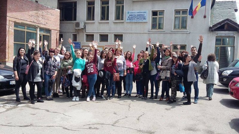 Dialog activ între studenții din Petroșani și asistenții sociali gorjeni