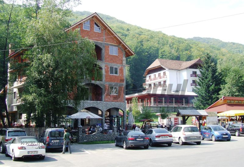 Fostul hotel de lângă Peştera Muierii şi terenurile aferente, scoase la licitaţie pentru 5 miliarde de lei vechi