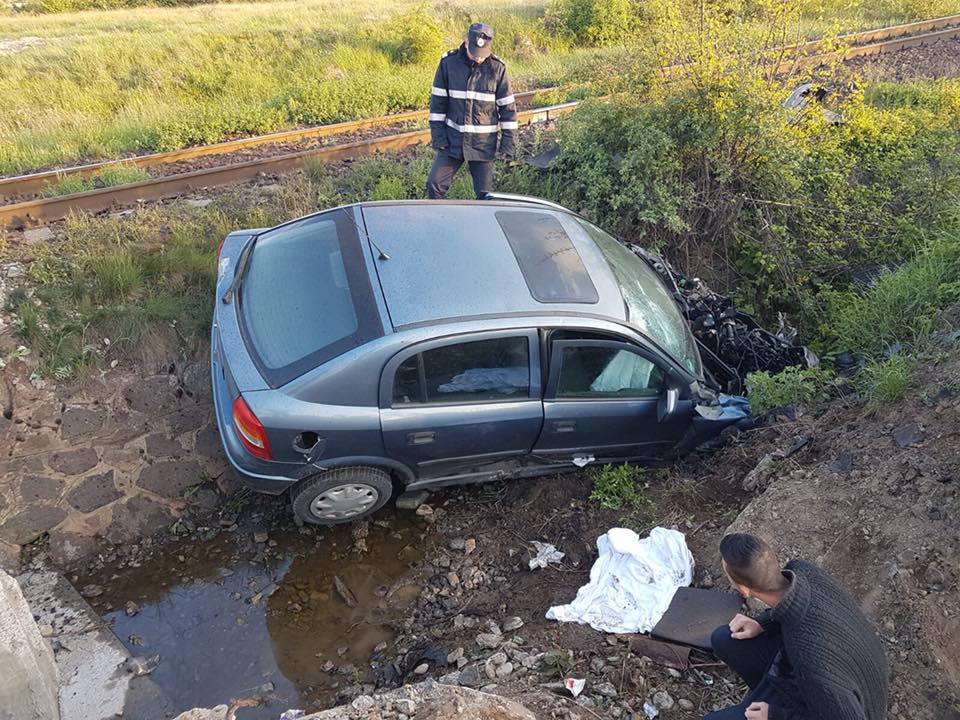 Mașină lovită de tren în timp ce traversa calea ferată