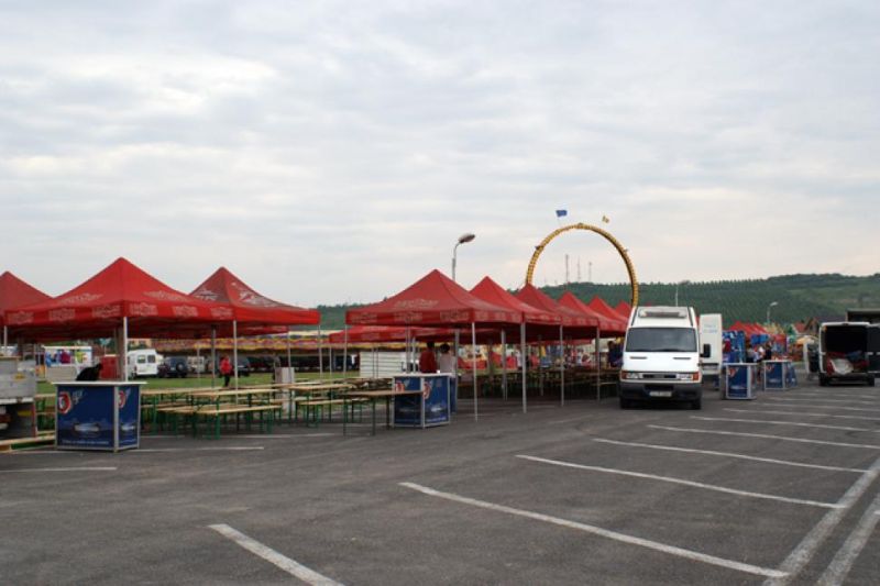 Zeci de comercianţi, aşteptaţi de luni, pe Insuliţa Jiului