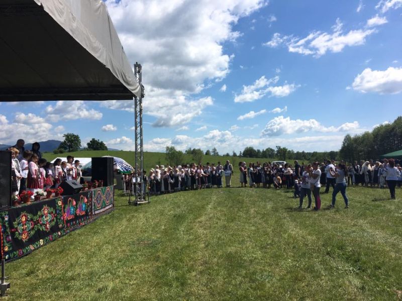 Horă mare la Frâncești, la Festivalul Cântecului, Jocului și Portului Popular din Peștișani!