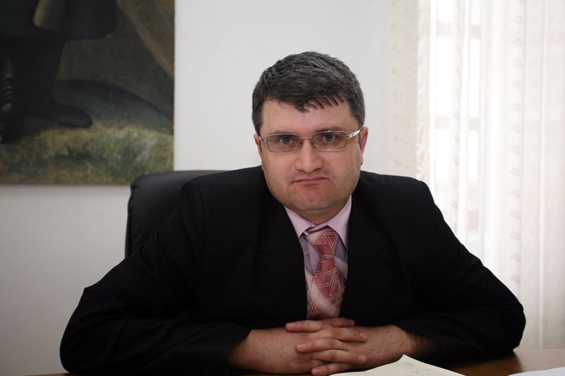 Directorul Muzeului Județean, fals în acte publice pentru a-l face cercetător științific corespunzător pe universitarul Rădoescu