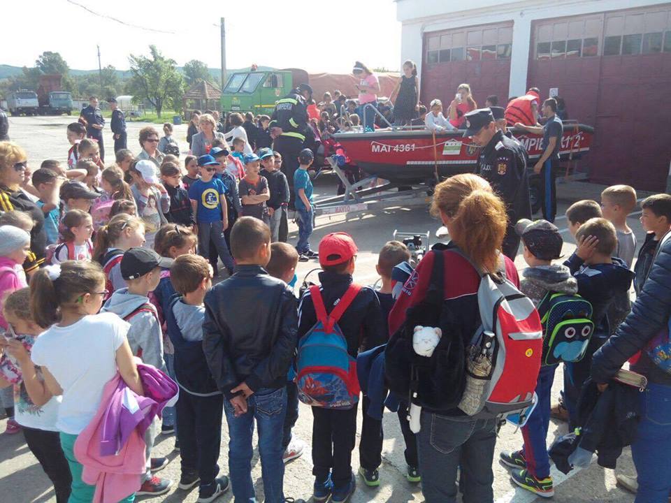 Zeci de copii au vizitat Secţia de Pompieri Turceni