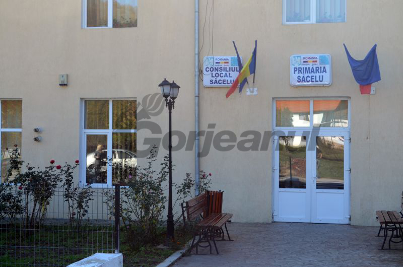 Fosta secretară de la Săcelu, achitată de acuzațiile aduse de procurori, susține că i s-a fabricat dosarul: Primarul Jurebie, condamnatul Rentea și doi polițiști, puși la zid