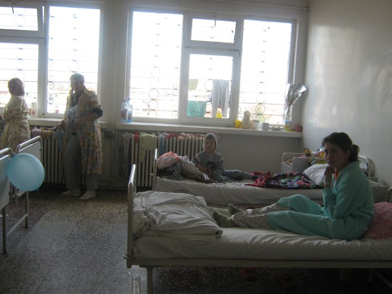 Micii pacienți sunt spitalizați cu aparținători