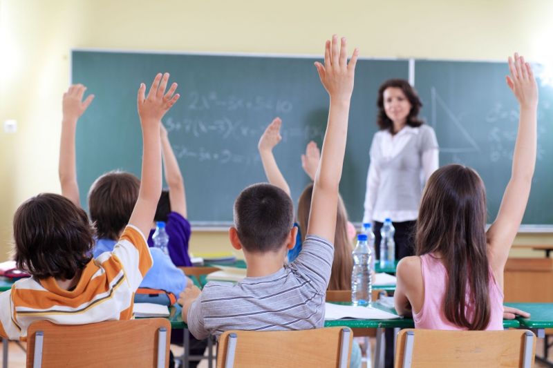 Sesiuni de formare pentru profesorii şi elevii din zonele defavorizate