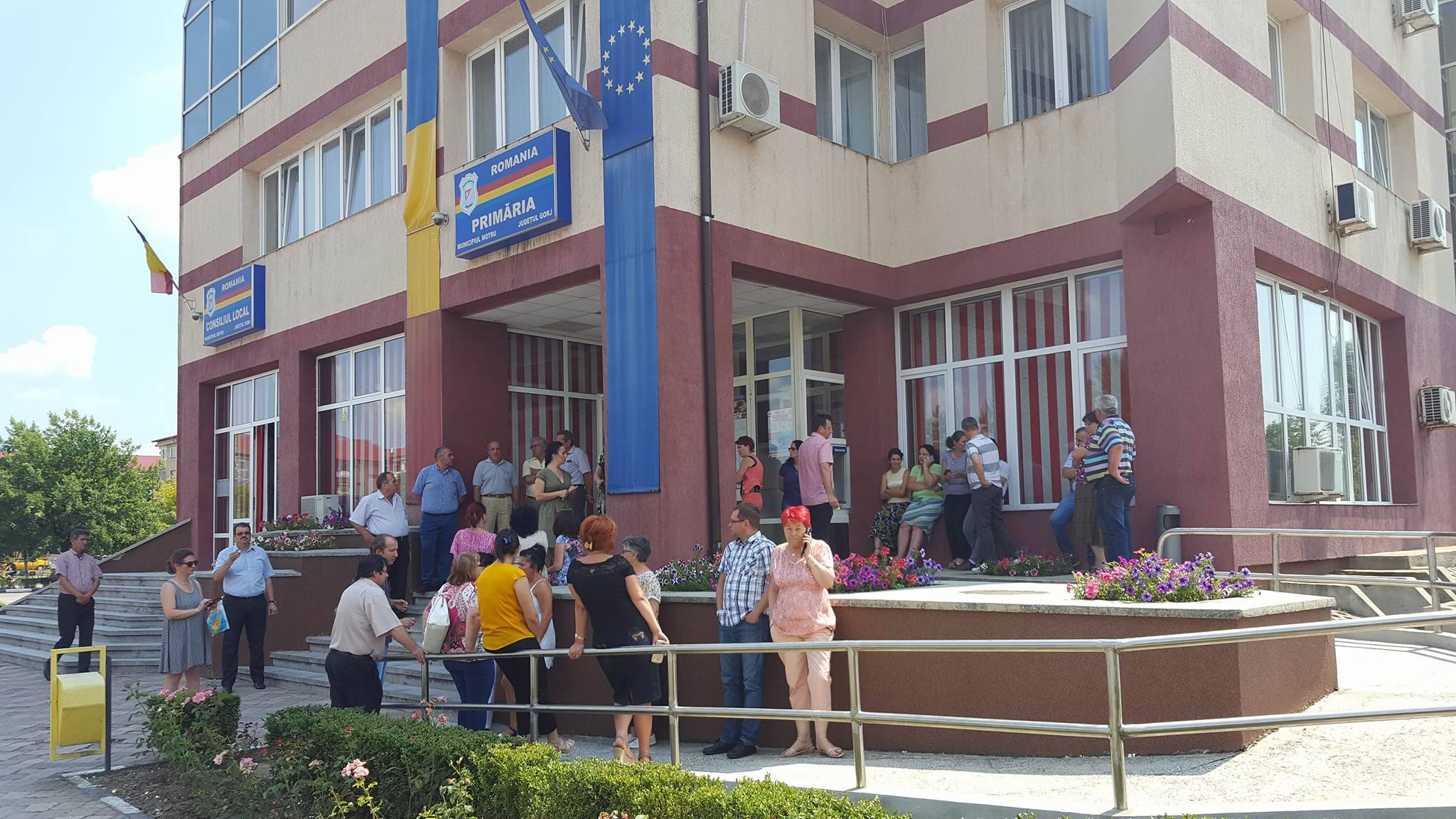 Foto-Greva spontană de la Motru continuă! 70 de funcționari, nemulțumiți